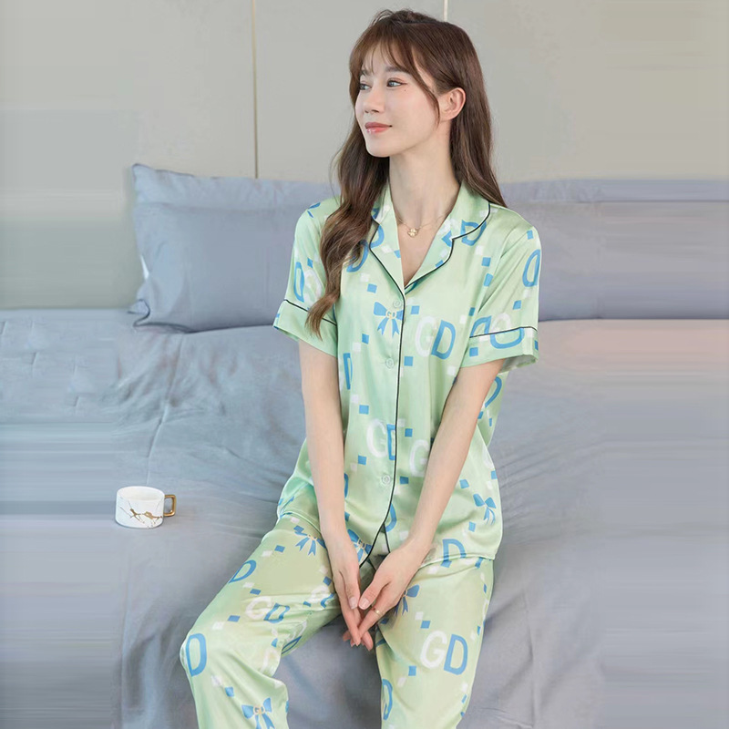 Màu đỏ tươi, ngắn ngủi, rực rỡ mùa xuân.