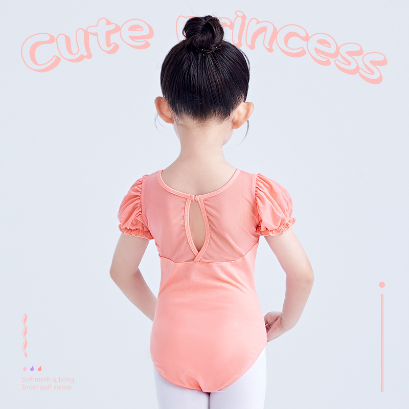 The children's dance dress ballet practiced a web-based dance suit for young children.