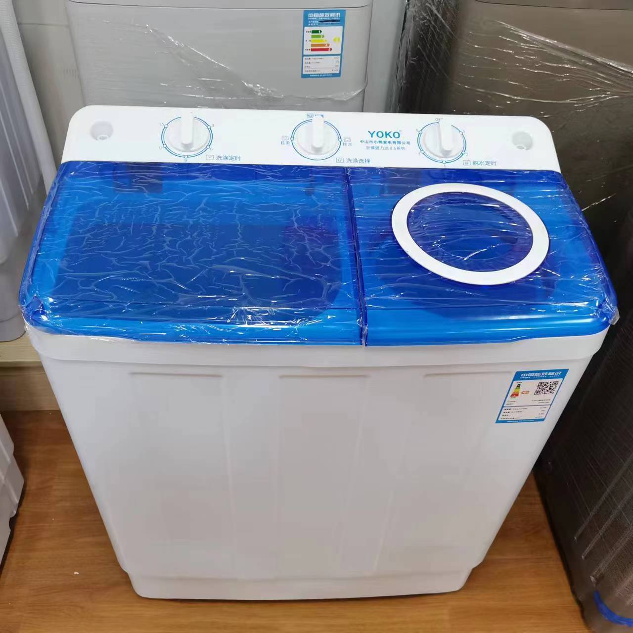 Nhà sản xuất tùy chỉnh một máy giặt bán tự động với một thanh mini với hai cửa sổ.