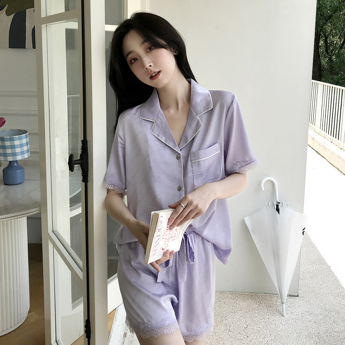 Cuốn sách nhỏ màu đỏ với quần short-sleeveed và pyjamas ngắn với lụa trong váy mới.