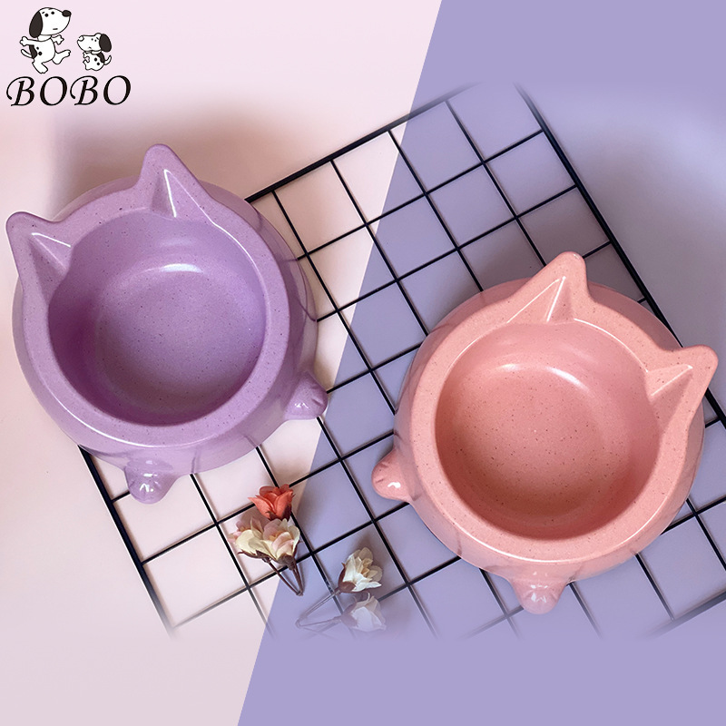 Những con vật nuôi với sợi tre và những cái bát lông mèo và bát chó và những bát chó.