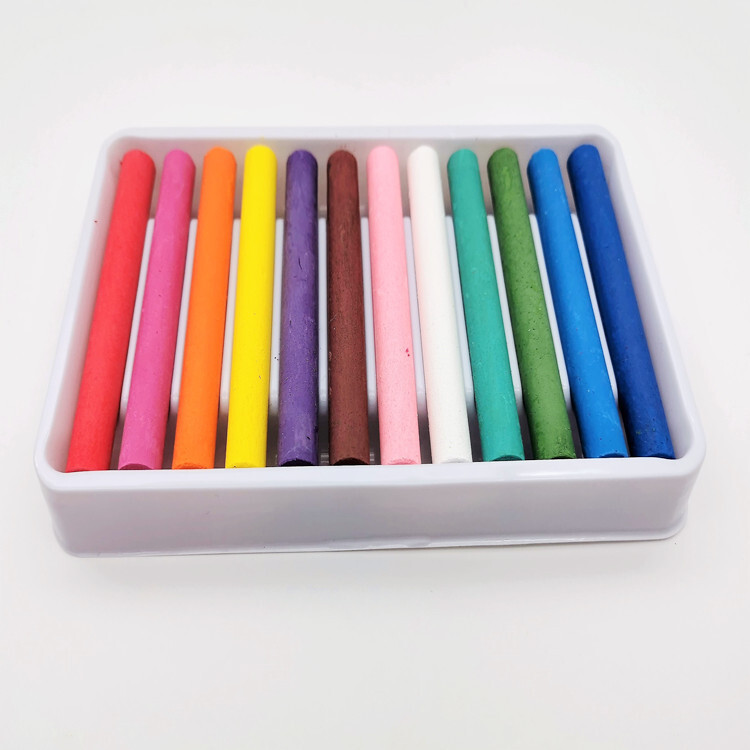 Aqueous solid chalk with 12 colours of child graffiti in a dust-free chalk kit