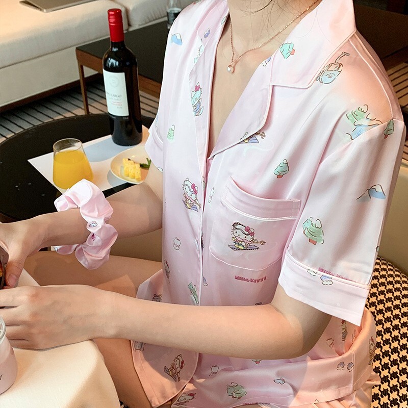"Tạp chí Sách Đỏ nhỏ của Kate đề nghị một cô gái ngủ đông với một chiếc váy đẹp, nóng bỏng."