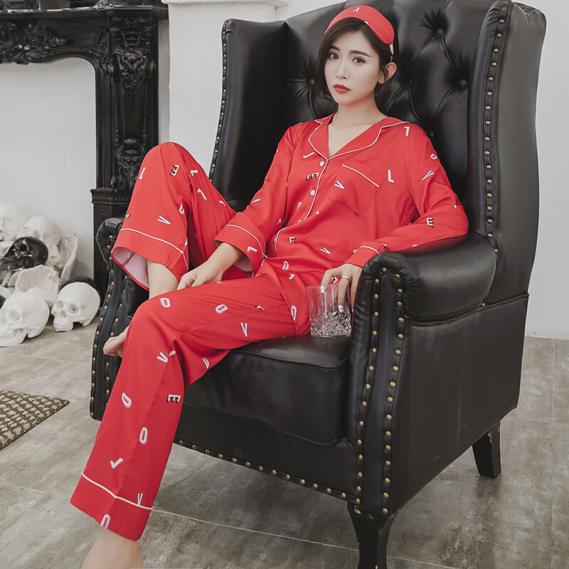 Hai bộ trang phục cưới cho bộ pyjama đỏ.