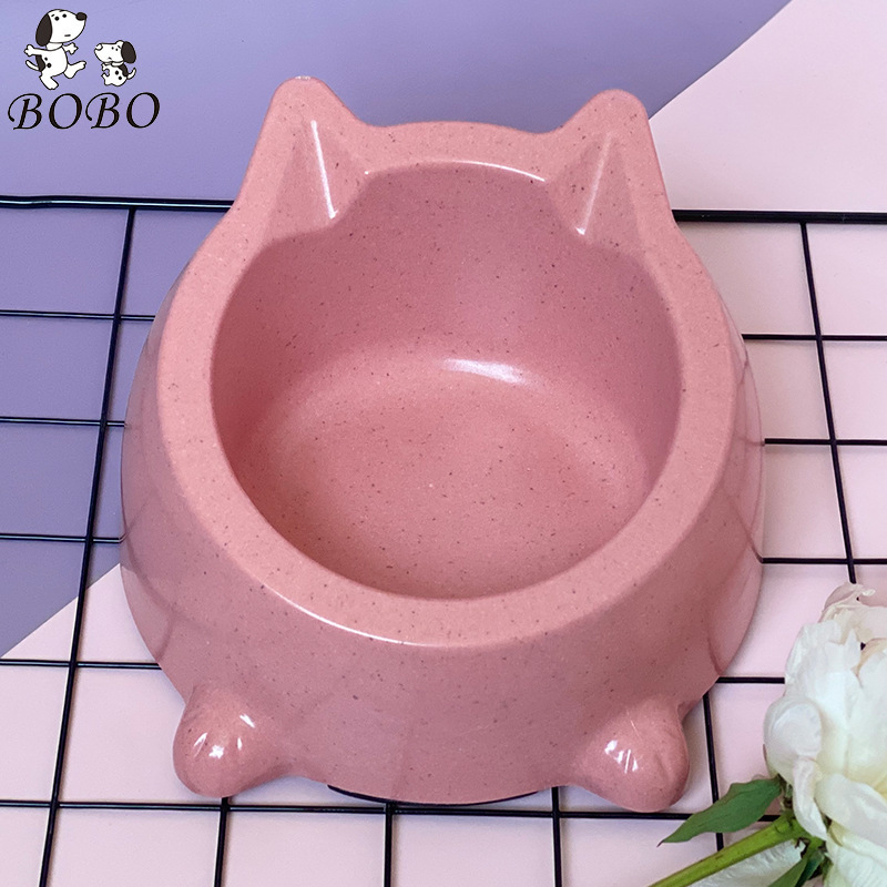 Những con vật nuôi với sợi tre và những cái bát lông mèo và bát chó và những bát chó.
