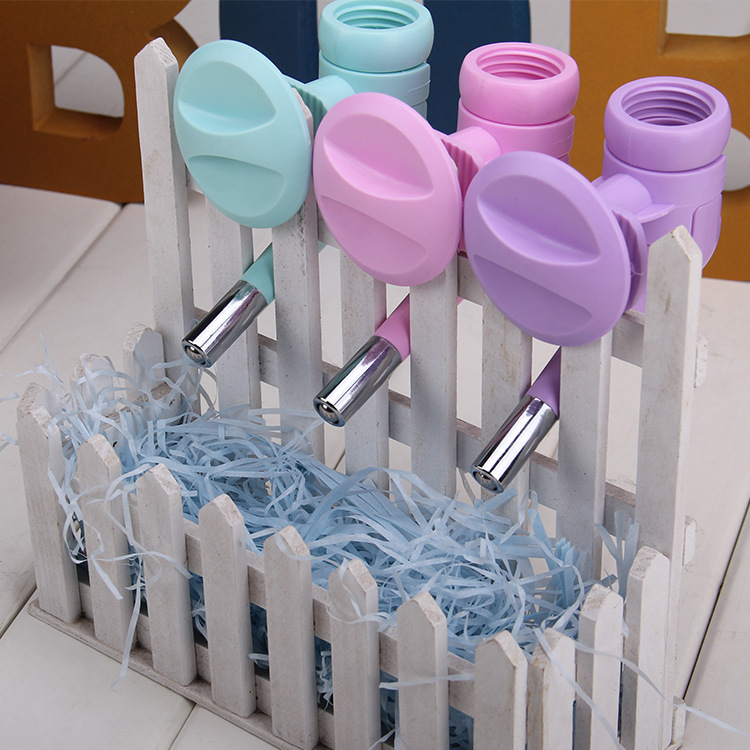 Một con thú cưng uống rượu và một cái chuồng chó với một cái đầu vật nuôi và một cái miệng chó với hai chai bia.