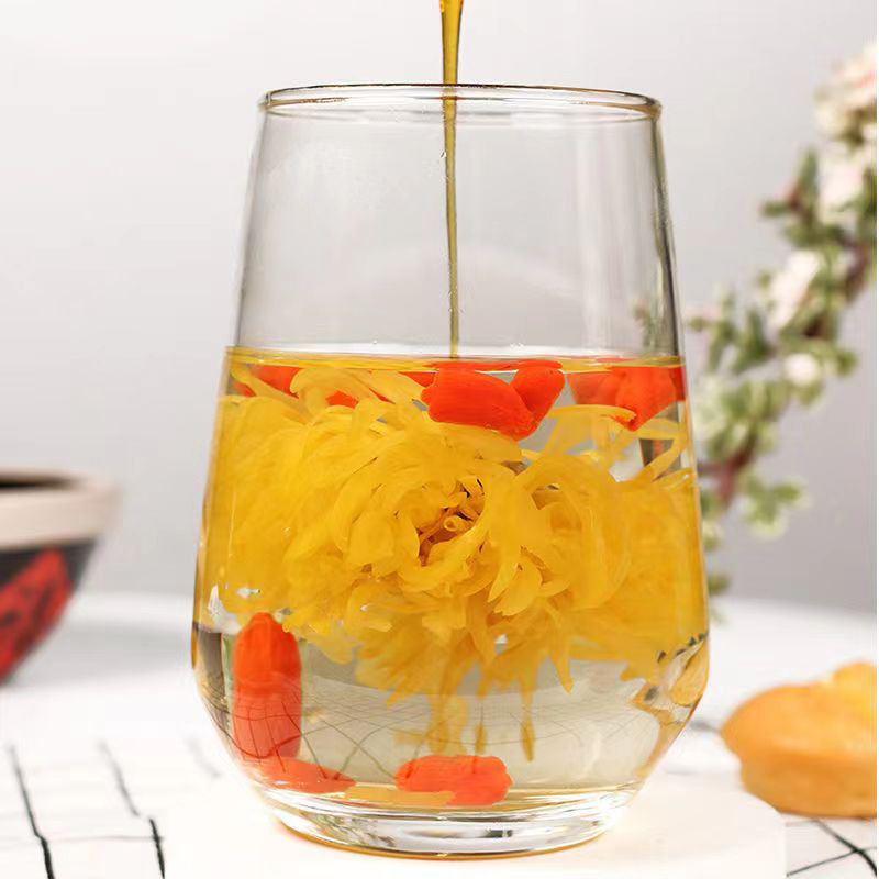 Một chai dầu và mật hoa 500g và một muỗng đầy mật ong.