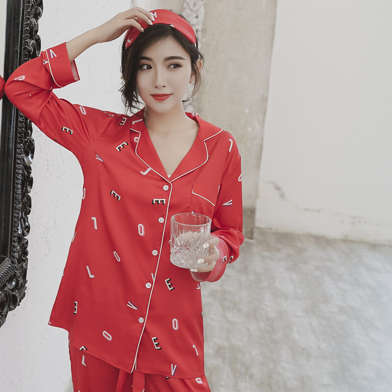 Hai bộ trang phục cưới cho bộ pyjama đỏ.