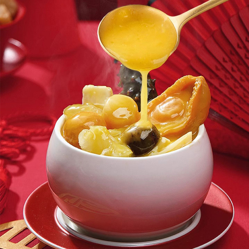 Sáu lon súp dưa chuột trong hộp.