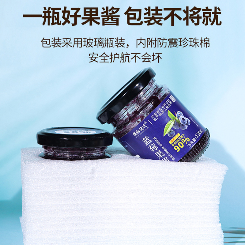 Nước sốt việt quất với cùng một cái bánh sữa chua với 90% sữa chua và không có nước sốt bảo quản.