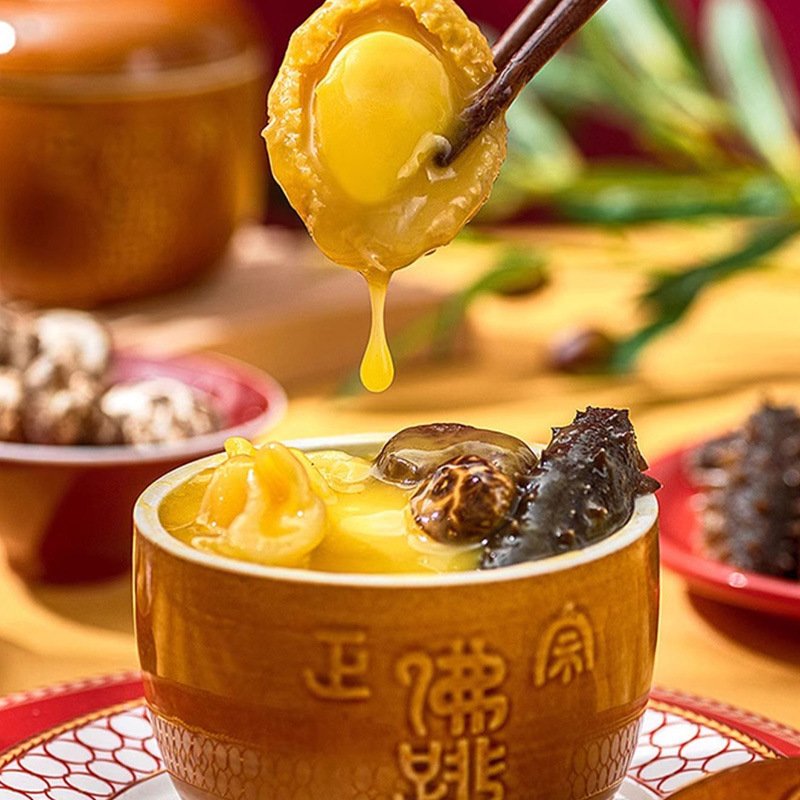 Sáu lon súp dưa chuột trong hộp.