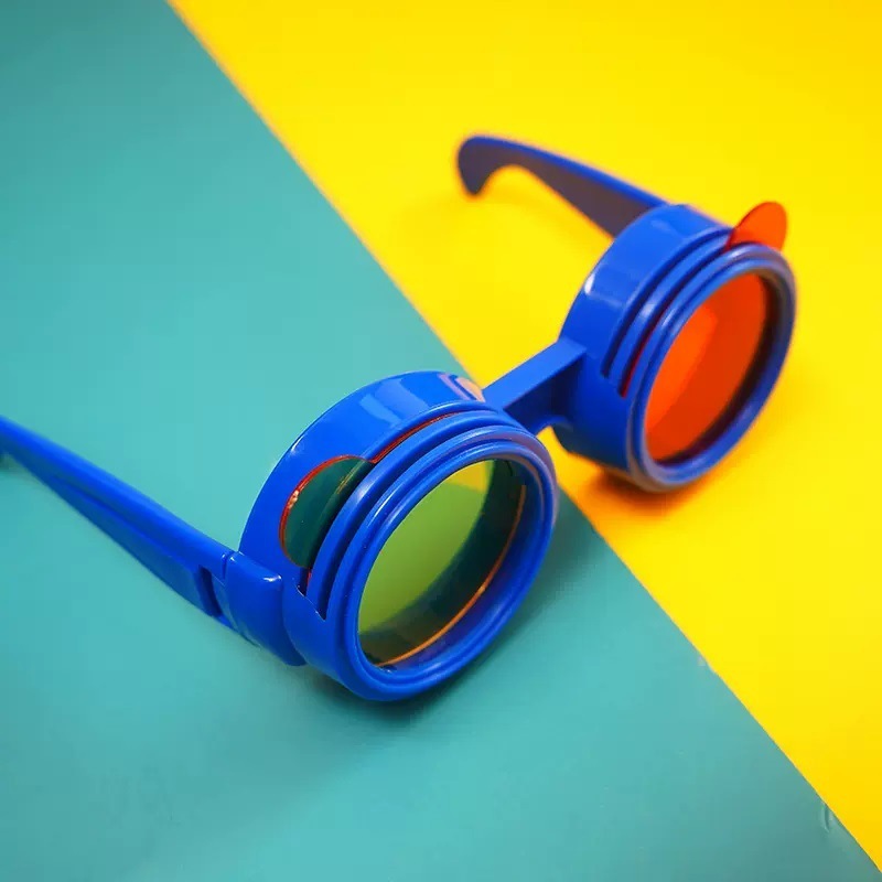 Activities material for the kindergarten science area, red, yellow, blue and three-colored glasses, children ' s scientific glasses.