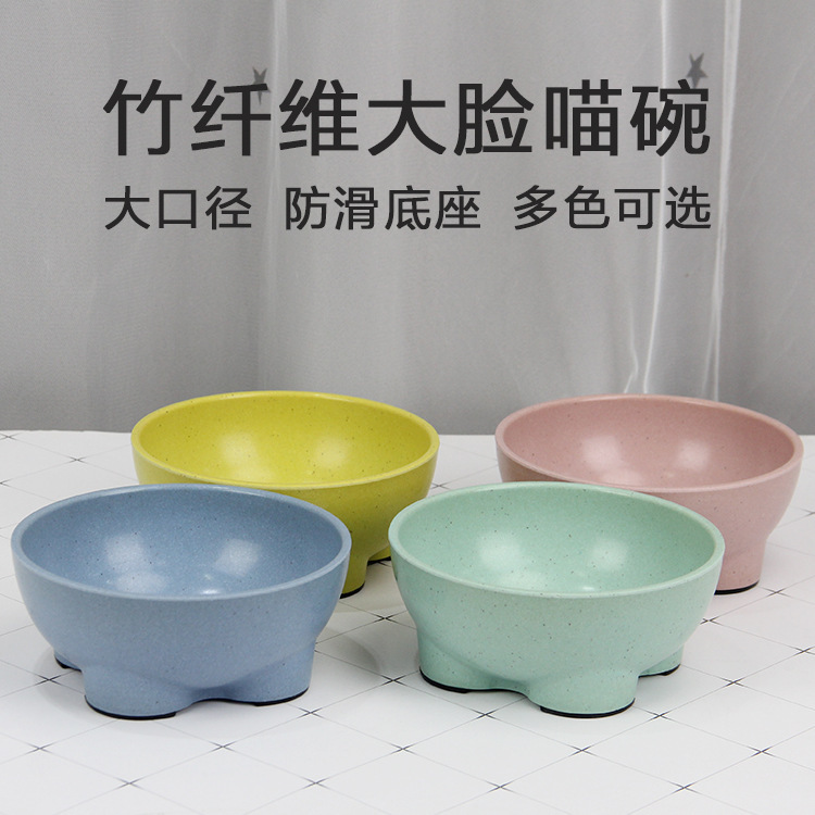 Boo là một cái bát chứa chất beige, bát mèo, bát mèo, bát mèo.