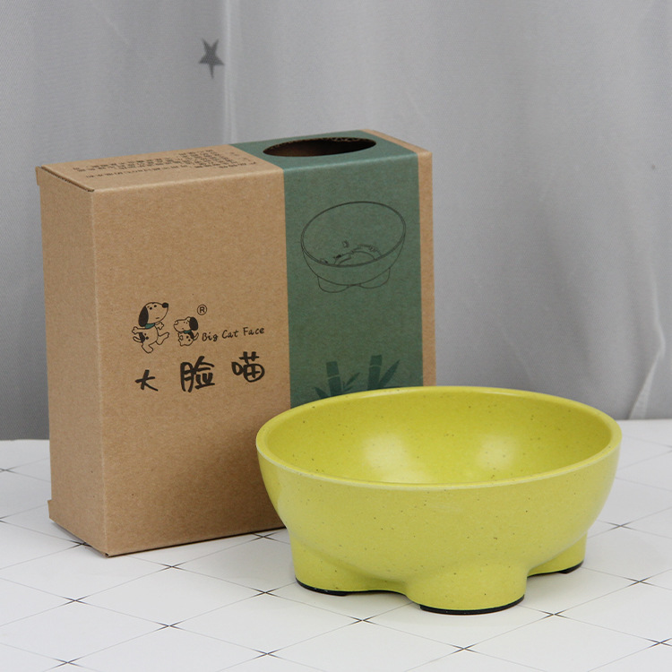 Boo là một cái bát chứa chất beige, bát mèo, bát mèo, bát mèo.