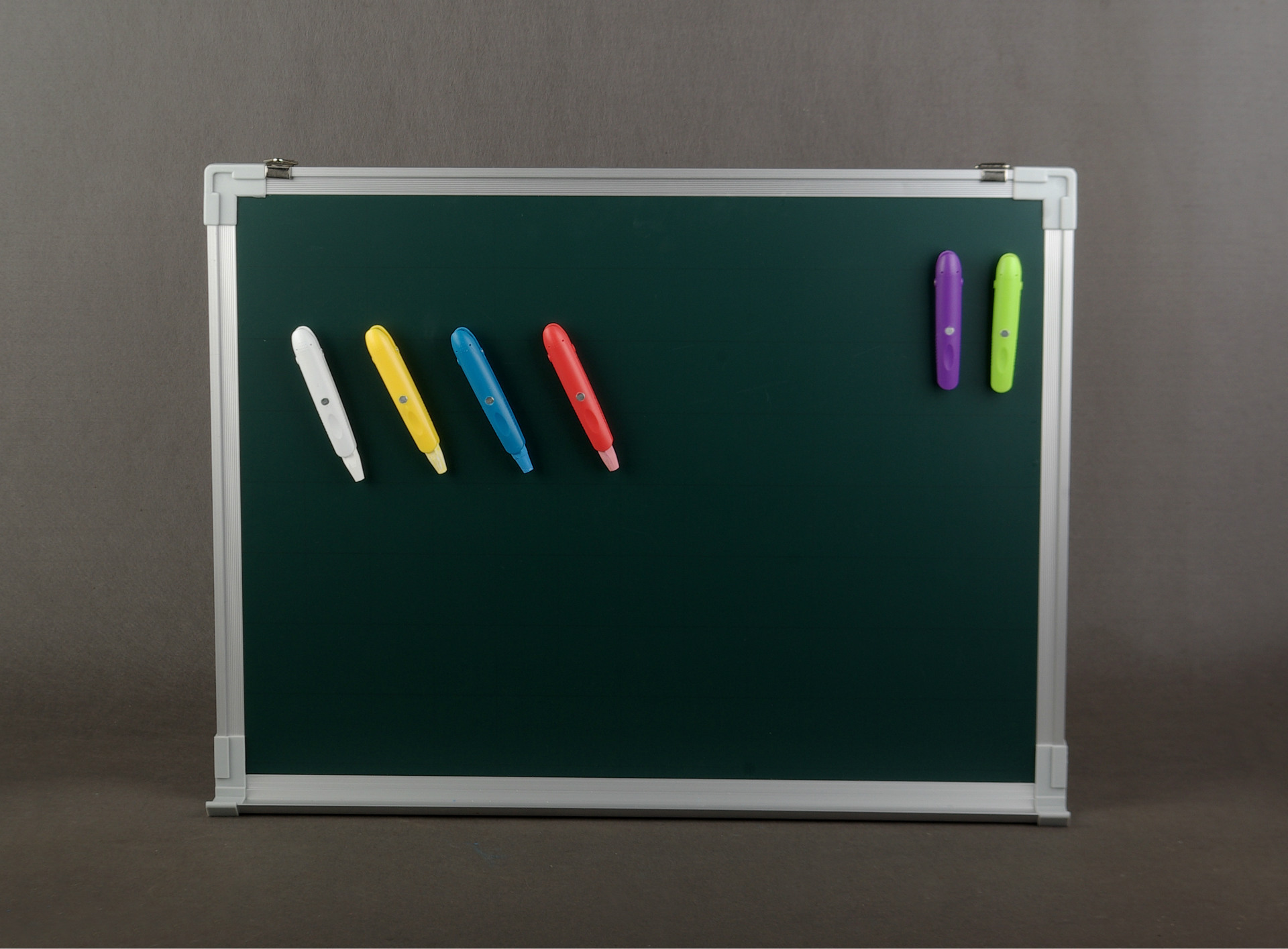 The green board of the manufacturer ' s classroom for professional production standards