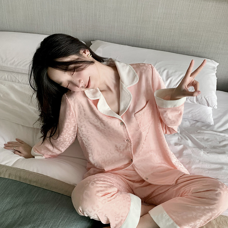 Một cuốn sách màu đỏ với vải lụa sang trọng, nhung và áo ngủ dày của báo, bộ đồ dài, duyên dáng.