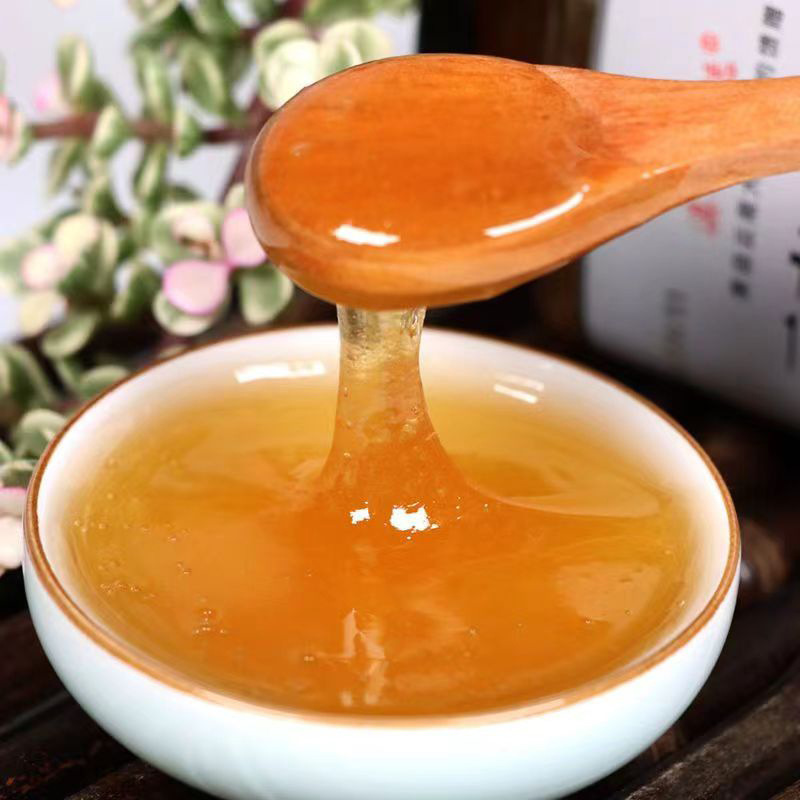 Một chai dầu và mật hoa 500g và một muỗng đầy mật ong.