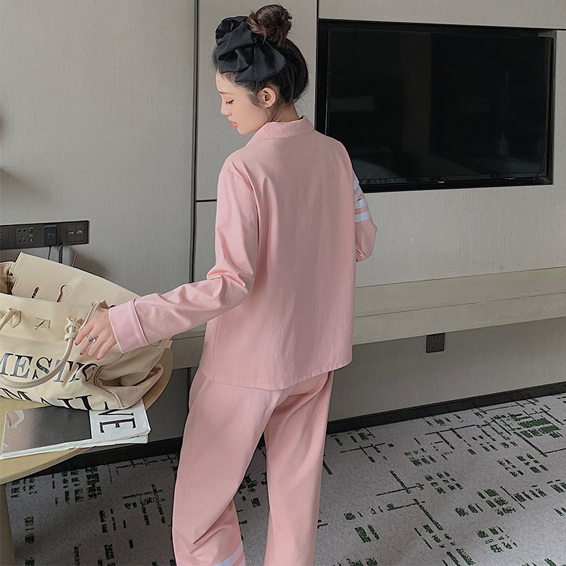 Vào năm 2023, bộ đồ pyjama mới của quý cô với mái tóc đẹp, thoải mái, mềm mại.