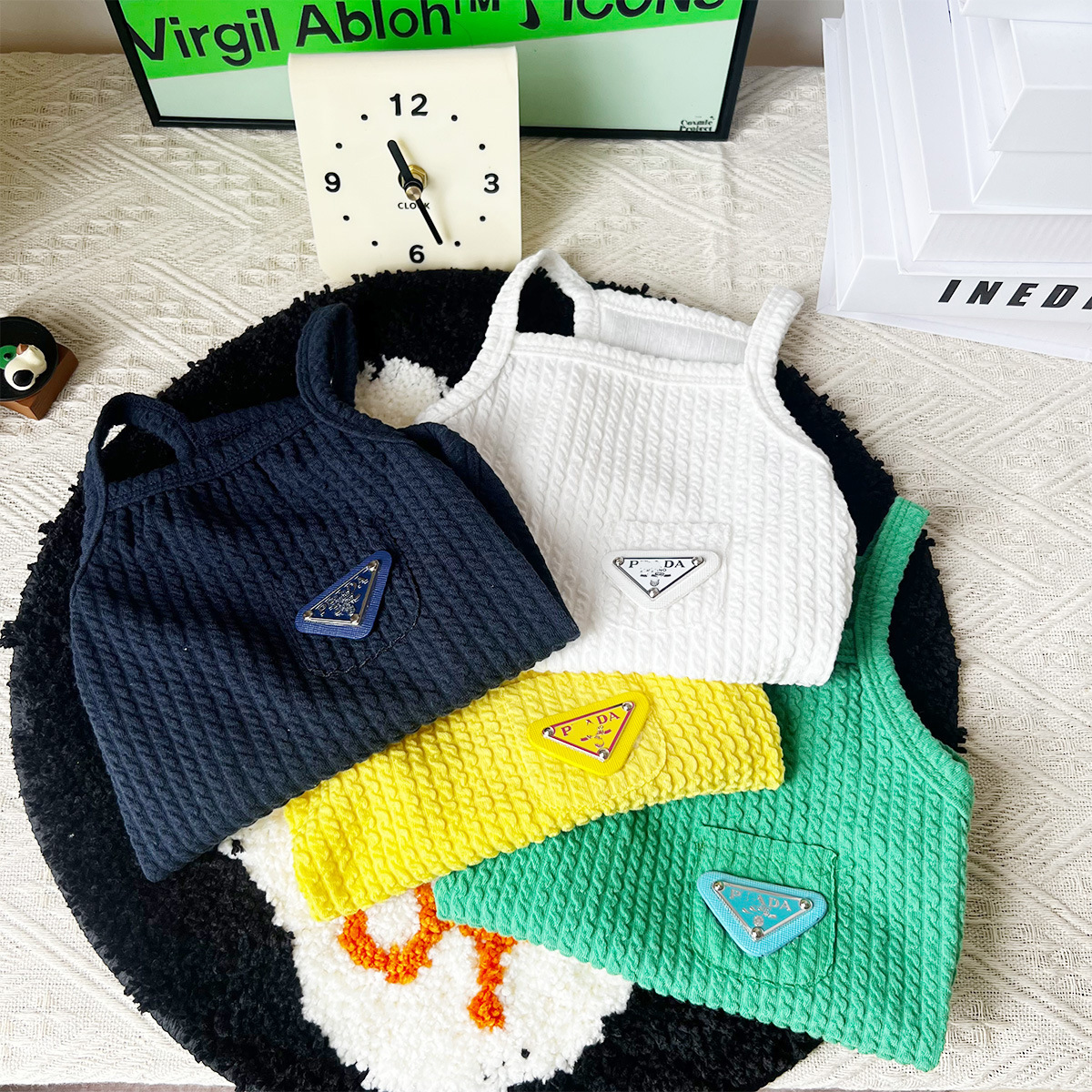 "Summer pet dog clothes, tweezer vests, air-breeding pet cat clothes, wholesale."