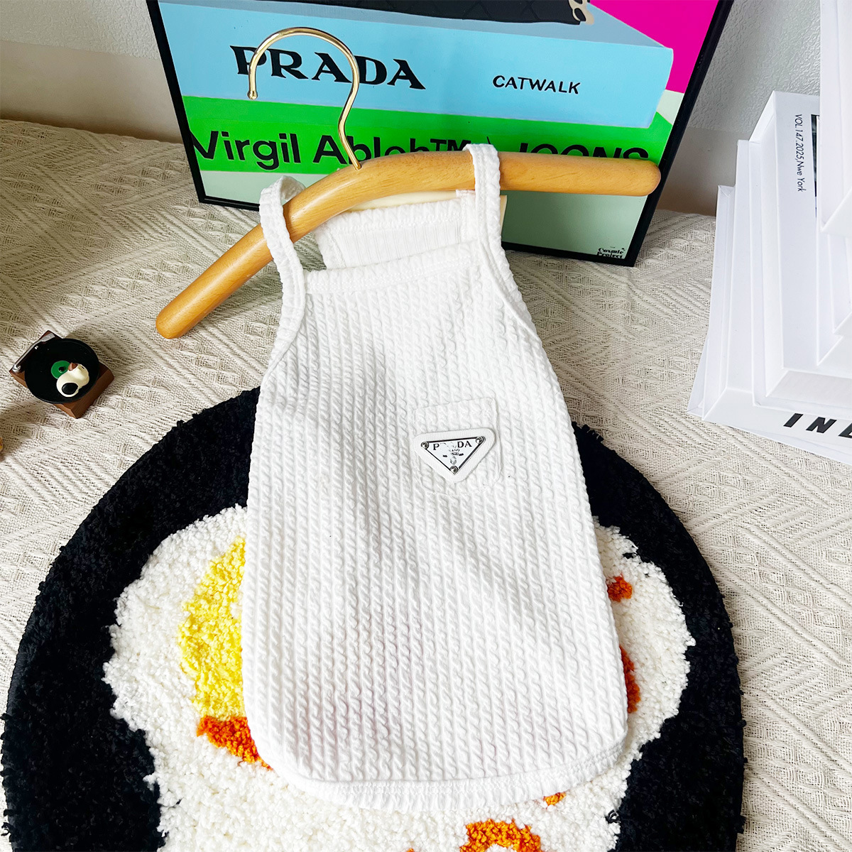 "Summer pet dog clothes, tweezer vests, air-breeding pet cat clothes, wholesale."