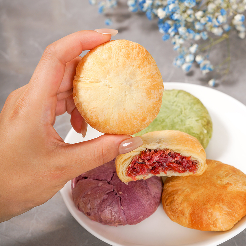 Nhà máy thức ăn bánh hoa hồng, 300g hộp hoa hồng, và một món đồ chơi hoa hồng cổ điển.
