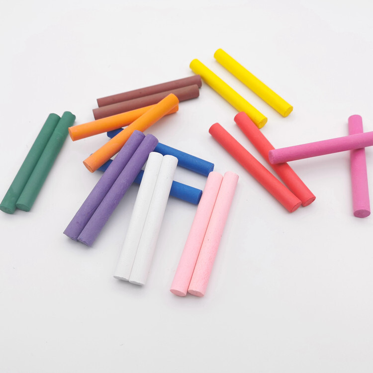 Aqueous solid chalk with 12 colours of child graffiti in a dust-free chalk kit