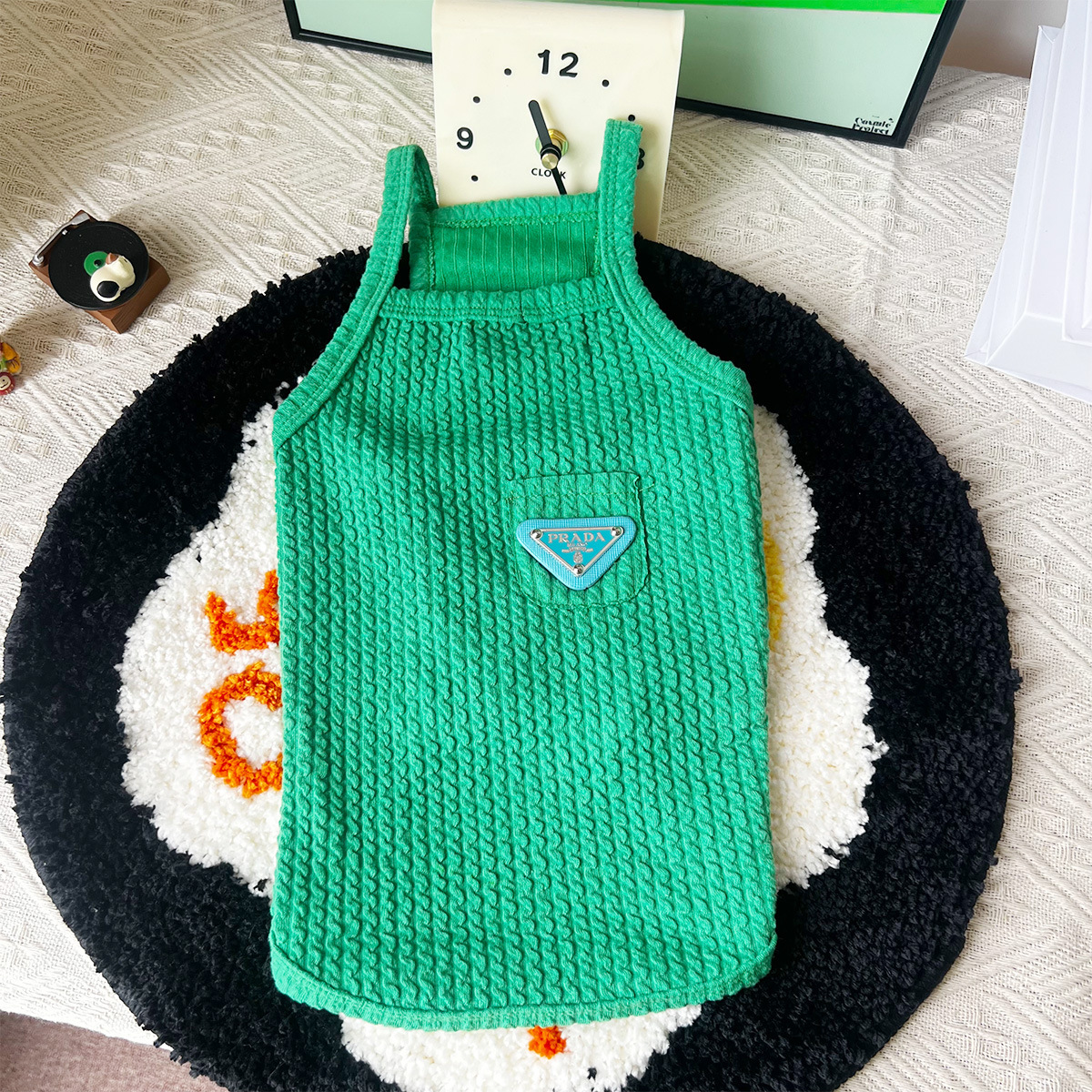 "Summer pet dog clothes, tweezer vests, air-breeding pet cat clothes, wholesale."