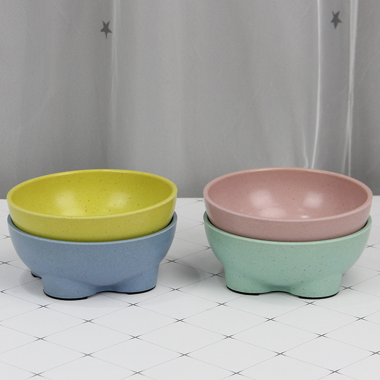 Boo là một cái bát chứa chất beige, bát mèo, bát mèo, bát mèo.