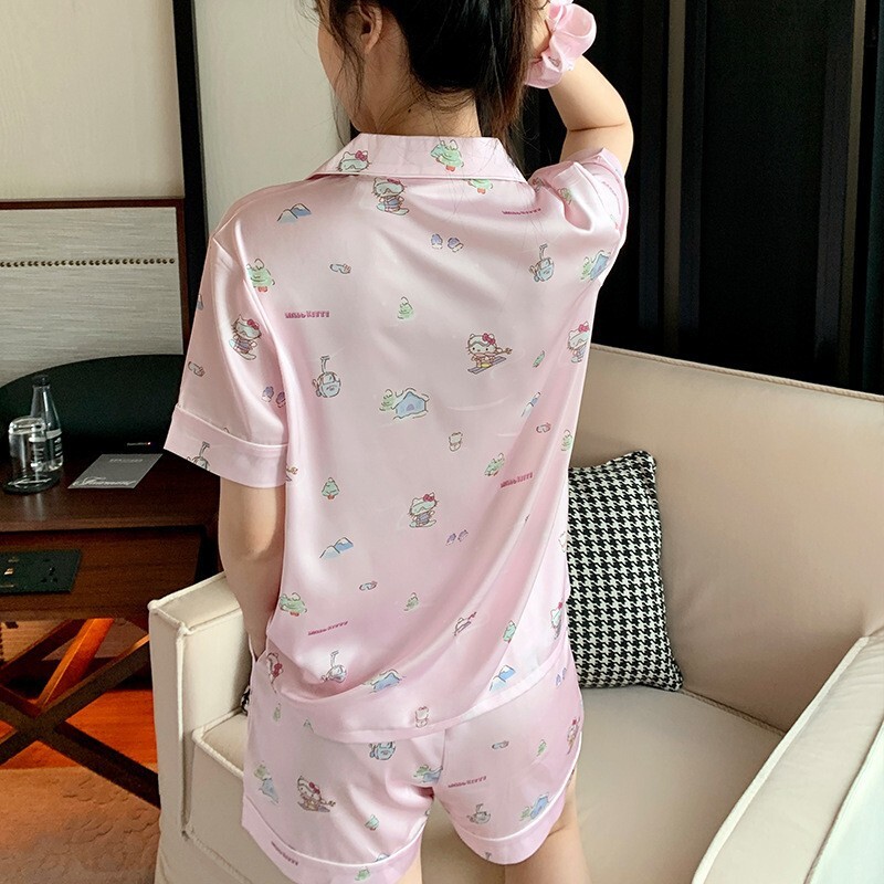 "Tạp chí Sách Đỏ nhỏ của Kate đề nghị một cô gái ngủ đông với một chiếc váy đẹp, nóng bỏng."
