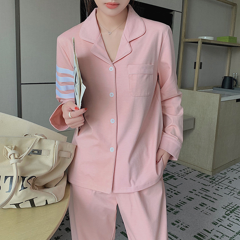 Vào năm 2023, bộ đồ pyjama mới của quý cô với mái tóc đẹp, thoải mái, mềm mại.