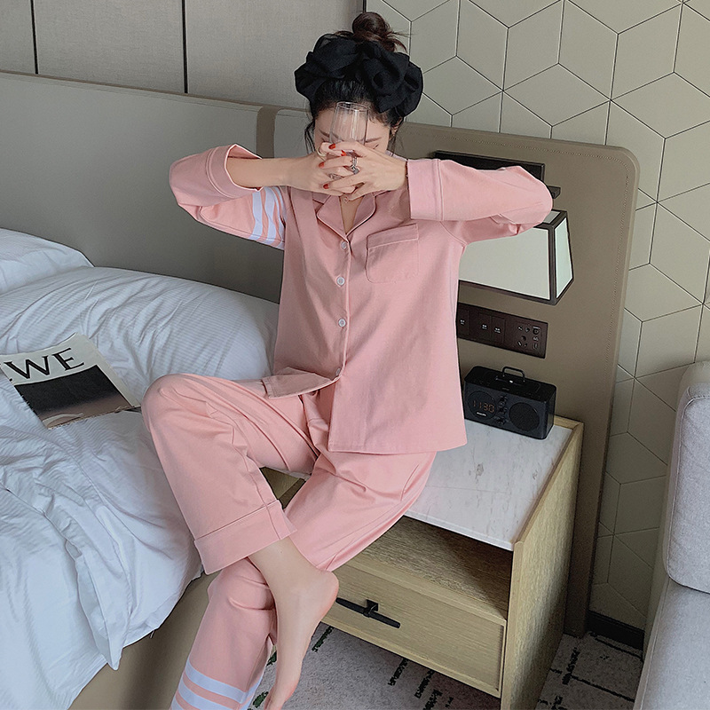 Vào năm 2023, bộ đồ pyjama mới của quý cô với mái tóc đẹp, thoải mái, mềm mại.
