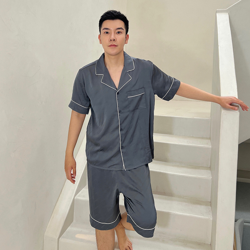 Cuốn sách nhỏ màu đỏ với quần short-sleeveed và pyjamas ngắn với lụa trong váy mới.
