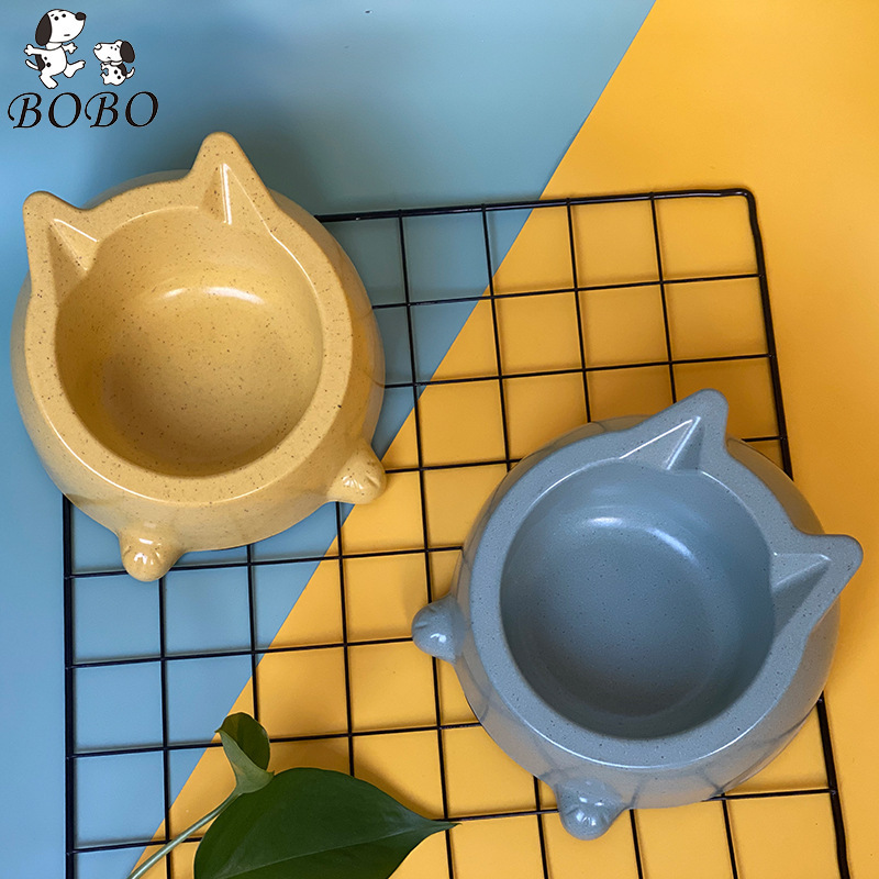 Những con vật nuôi với sợi tre và những cái bát lông mèo và bát chó và những bát chó.