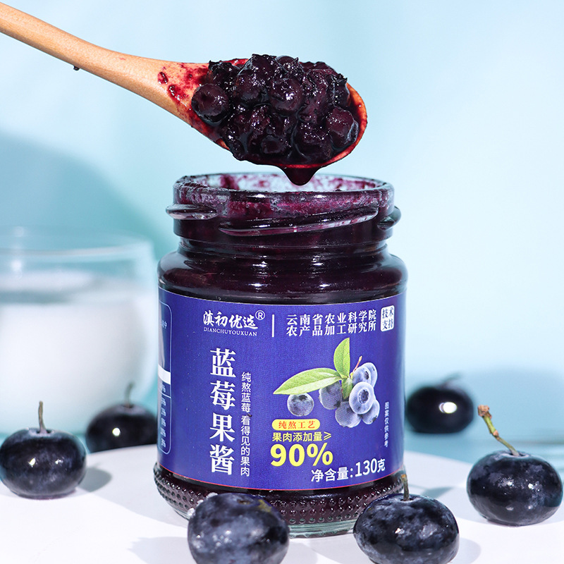 Nước sốt việt quất với cùng một cái bánh sữa chua với 90% sữa chua và không có nước sốt bảo quản.