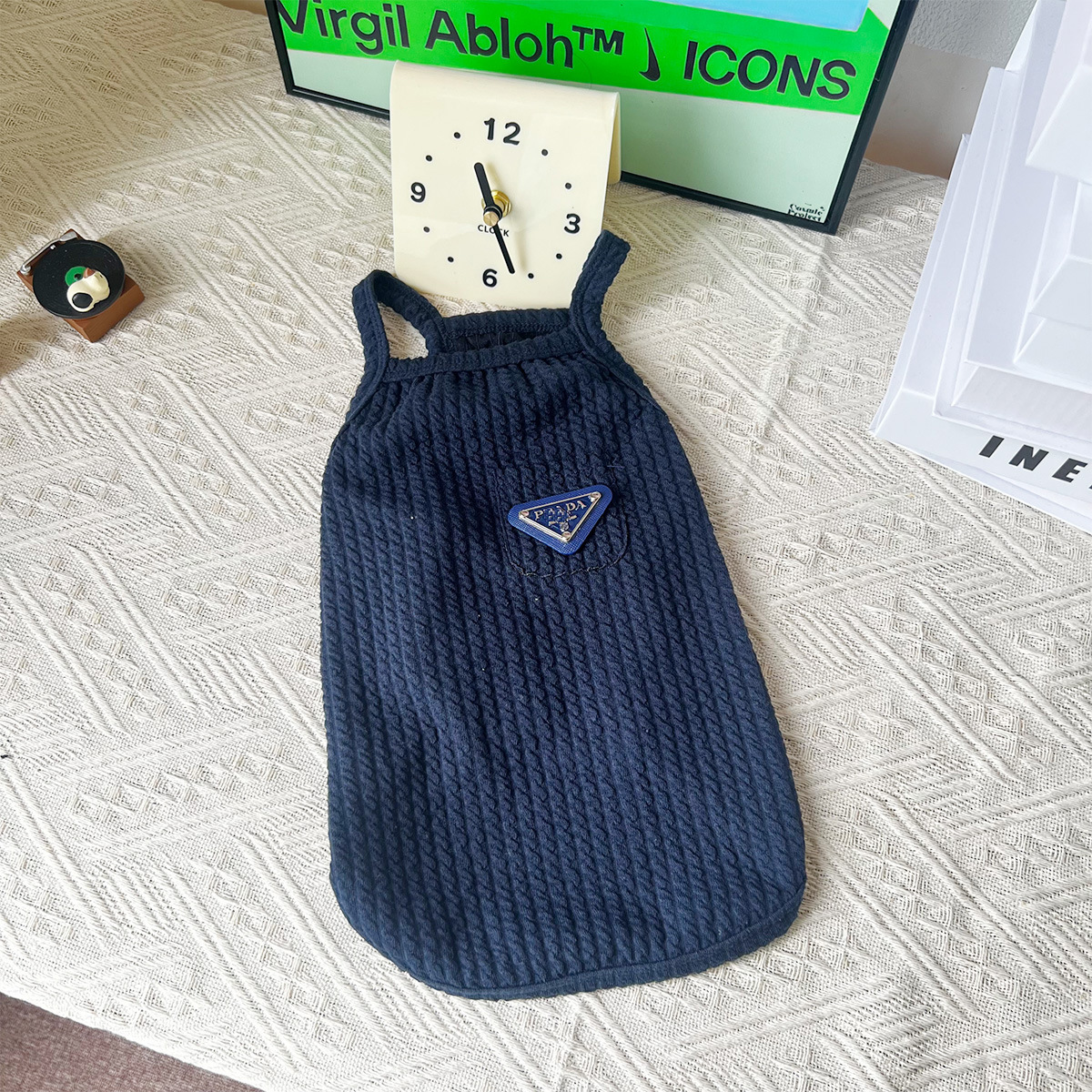 "Summer pet dog clothes, tweezer vests, air-breeding pet cat clothes, wholesale."