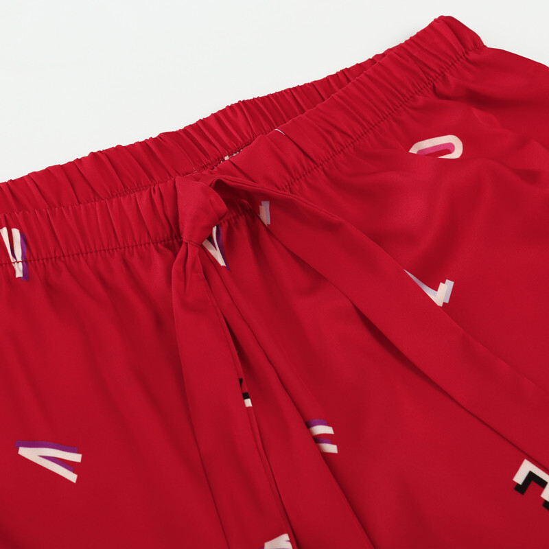 Hai bộ trang phục cưới cho bộ pyjama đỏ.