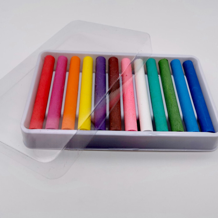 Aqueous solid chalk with 12 colours of child graffiti in a dust-free chalk kit