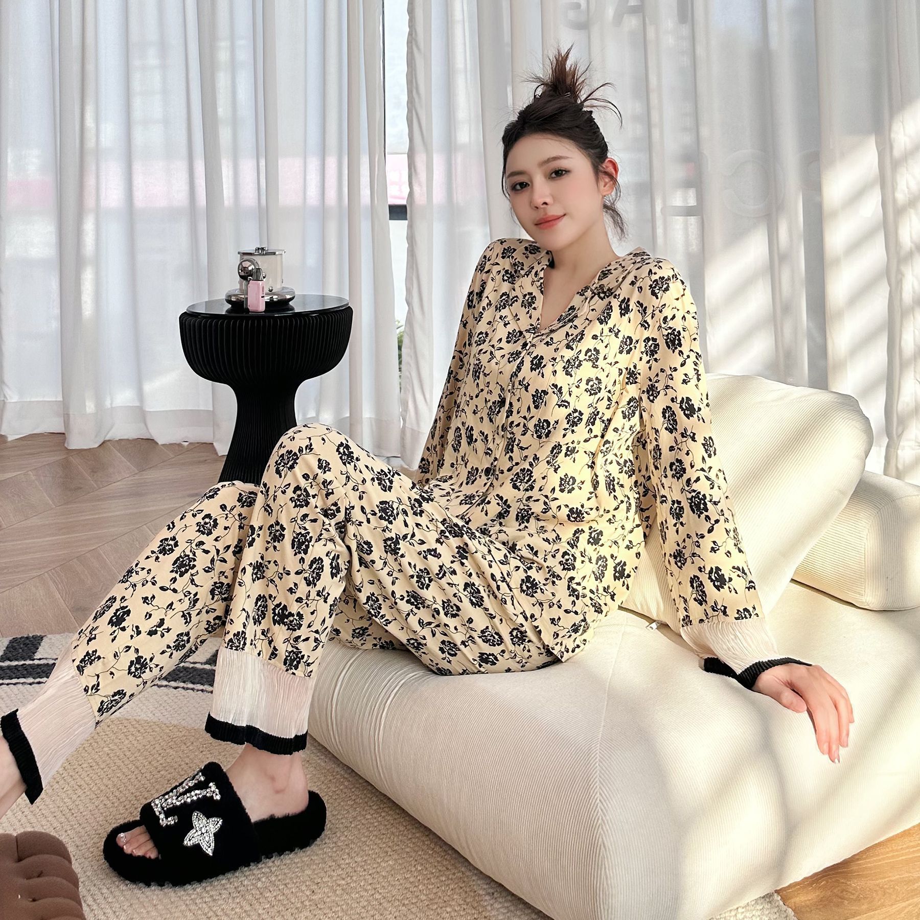 Người phụ nữ mới 2023 mặc áo bông màu đỏ, tay áo tay dài, quần áo gia đình trồng hoa.