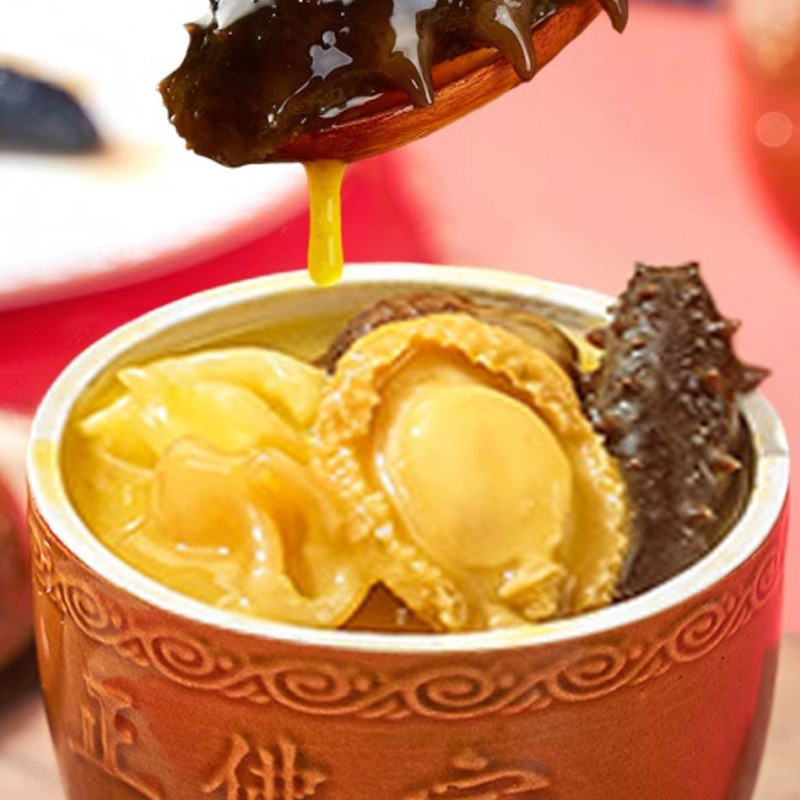 Sáu lon súp dưa chuột trong hộp.