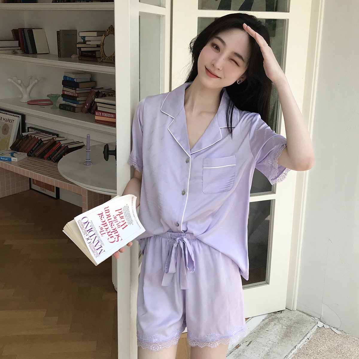 Cuốn sách nhỏ màu đỏ với quần short-sleeveed và pyjamas ngắn với lụa trong váy mới.