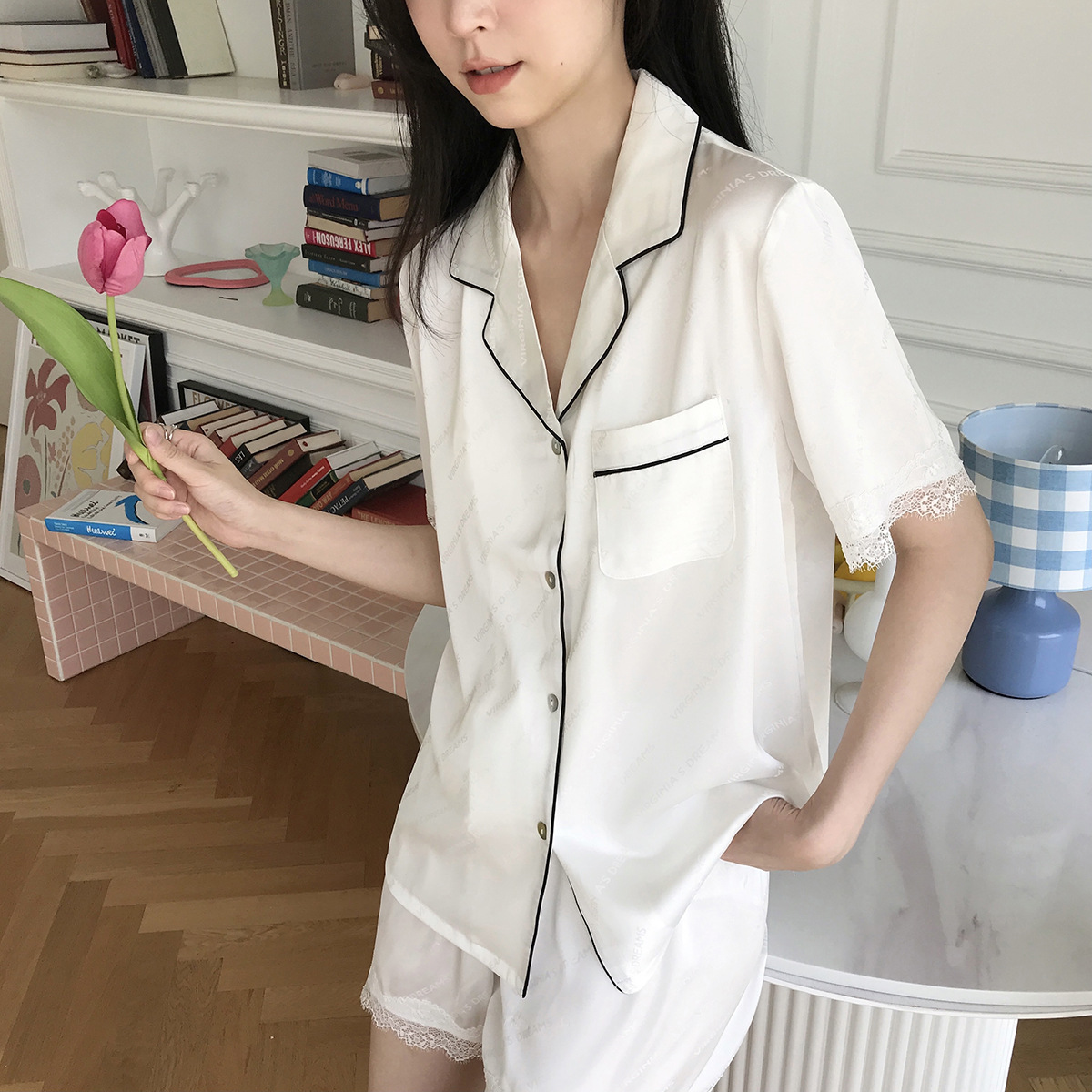 Cuốn sách nhỏ màu đỏ với quần short-sleeveed và pyjamas ngắn với lụa trong váy mới.