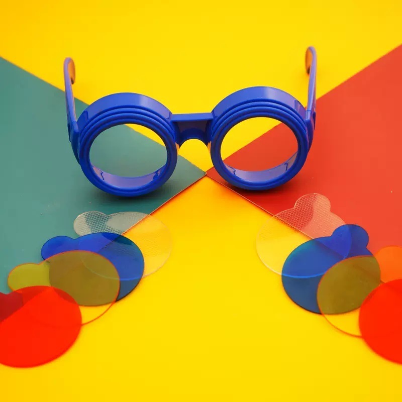 Activities material for the kindergarten science area, red, yellow, blue and three-colored glasses, children ' s scientific glasses.