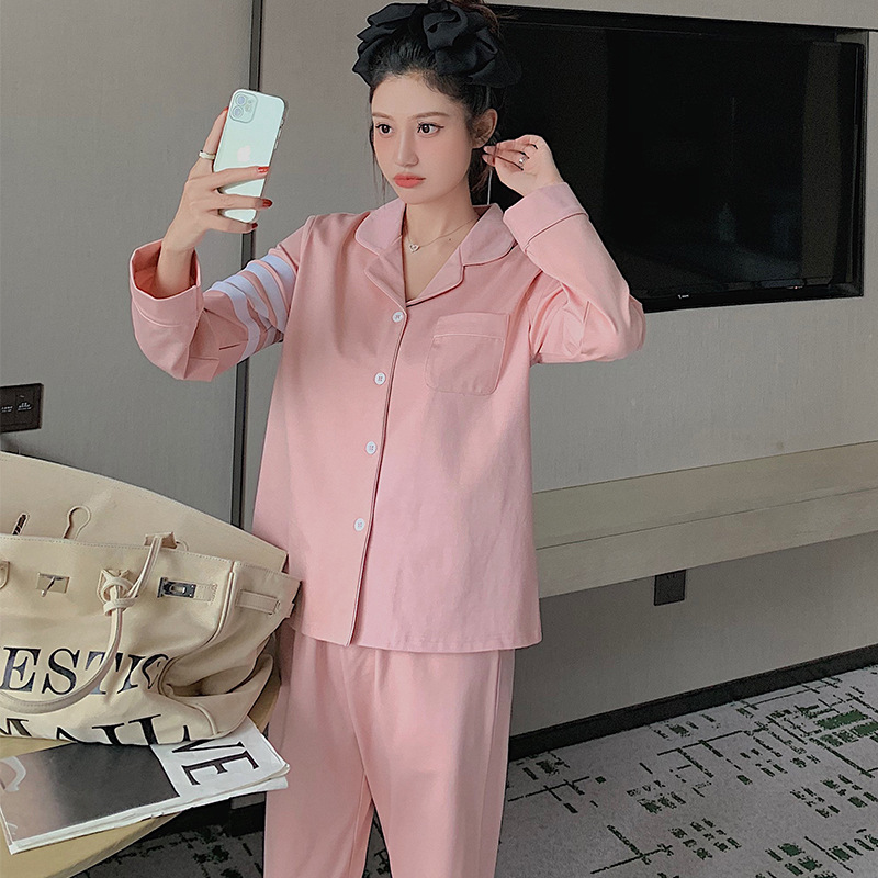 Vào năm 2023, bộ đồ pyjama mới của quý cô với mái tóc đẹp, thoải mái, mềm mại.