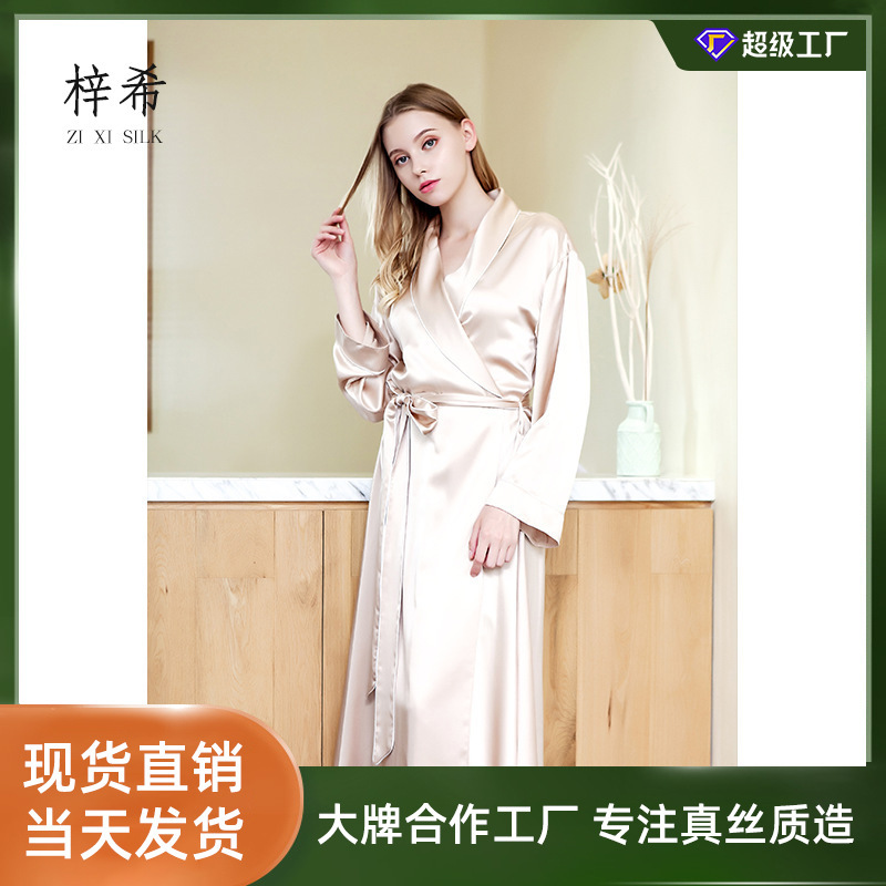 Toàn bộ quần áo lụa để mặc đồ pyjama.