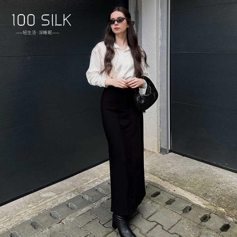 Tôi 22m Cô gái mặc áo mi Mijins với 100% vải lụa mịn bằng sợi lụa mềm dưới áo vai.