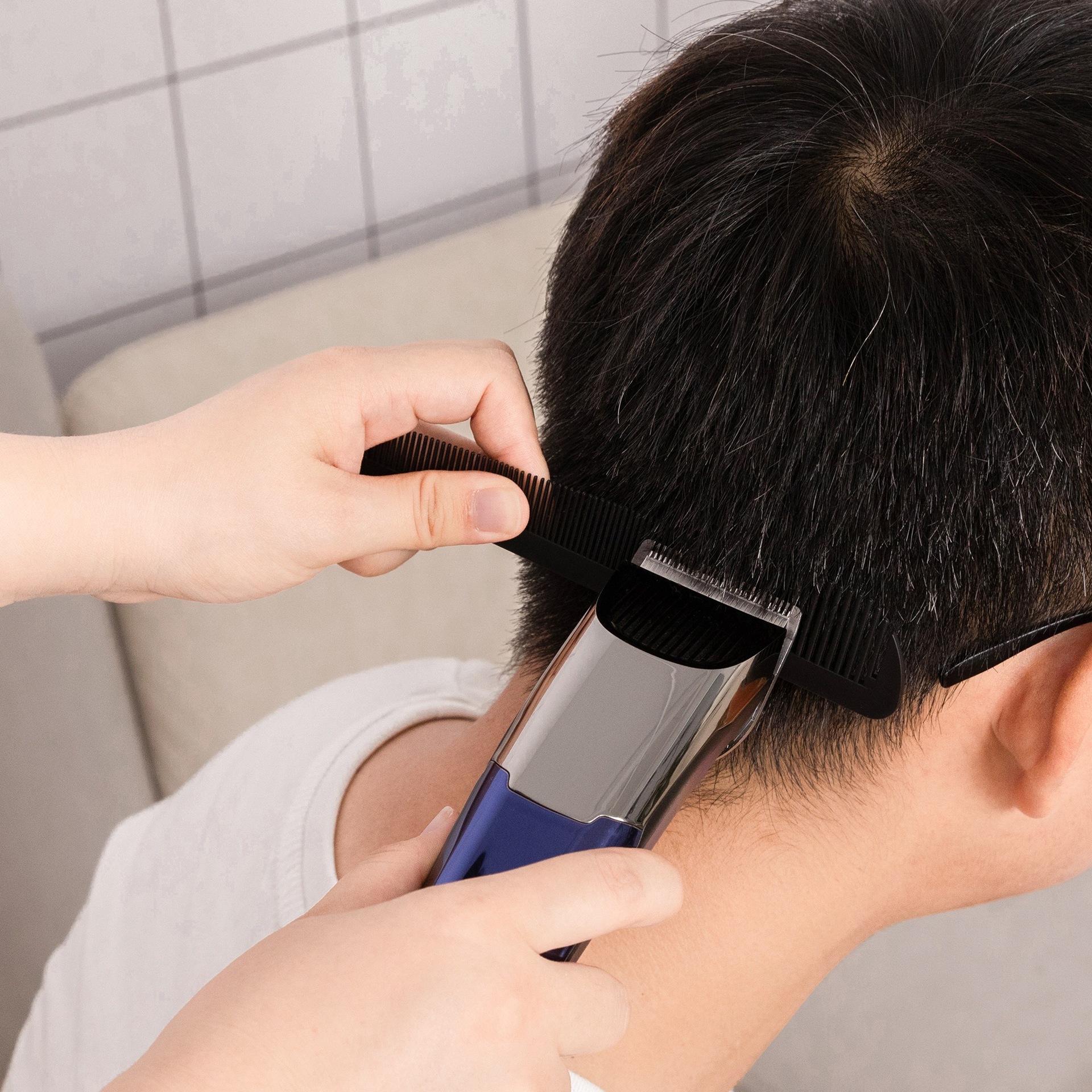 Thiết bị cắt tóc cắt tóc bằng máy chế tạo dầu đầu máy móc tự chế.
