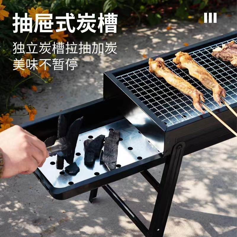 Một cái lò nướng ngoài trời với một cái lò than đơn giản.