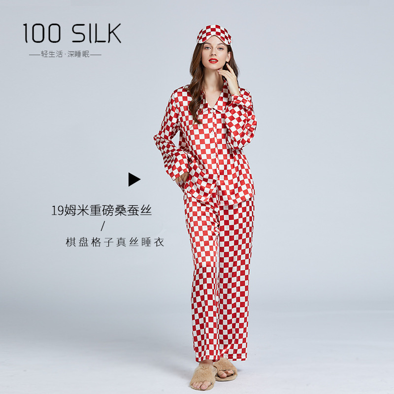 Một bàn cờ kiểu Pháp mới, nặng 19mm MJ, một cô gái ăn mặc dài với một bộ đồ lụa sedan.