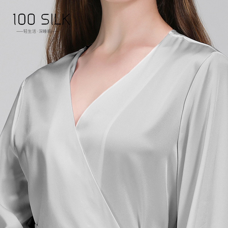 Vào mùa xuân và mùa hè, một người phụ nữ với một chiếc váy lụa có 100% lụa, mỏng manh, dẻo dai, nhiều màu sắc của bộ váy gia đình tơ lụa.