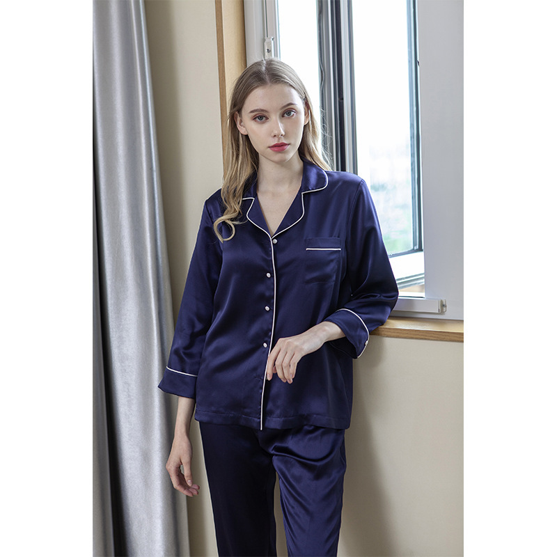 Toàn bộ trang trí một chiếc pyjama dài 19m với một bộ đồ lụa nặng 100 pound.
